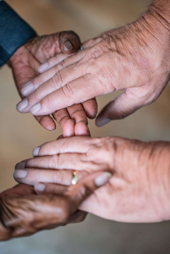 Should I Tell Distant Relatives About a Death In The Family? 4 funeral etiquette for estranged family