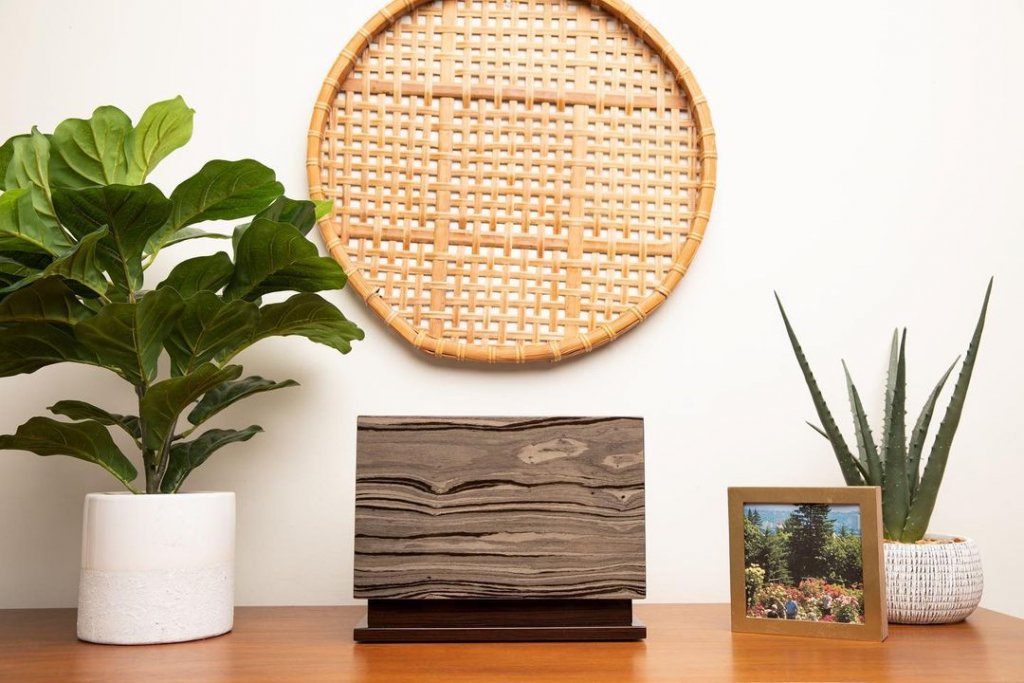 5 cremation urn display table ideas for a memorial service and home 2