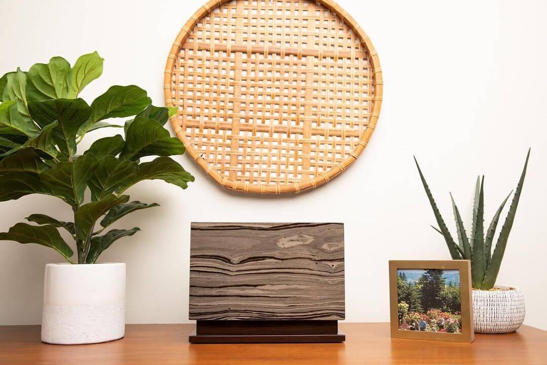 5+ Cremation Urn Display Table Ideas for Memorial Service and Home 2 cremation urn display table ideas